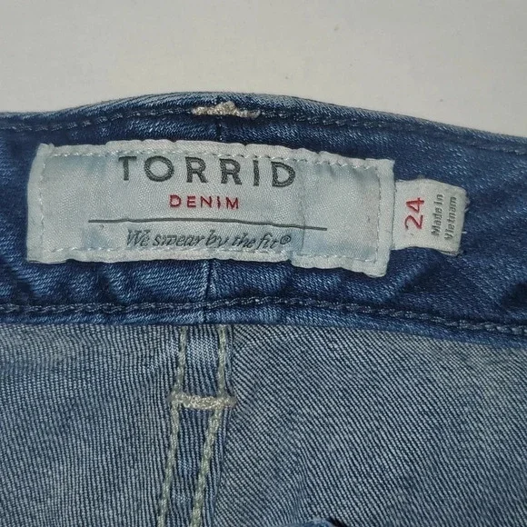 Torrid Medium Wash Frayed Denim Jean Shorts Women’s Size 24 - Picture 4 of 11